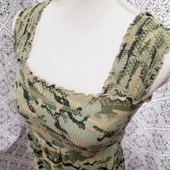 Green Camo Printed Elastic Smocked Sleeveless Top - Picture 7 of 7